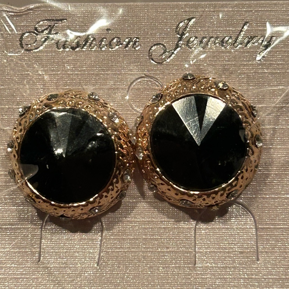 🦋BOGO 50% off 🦋 NWT Chic Black and Gold Fashion Earrings